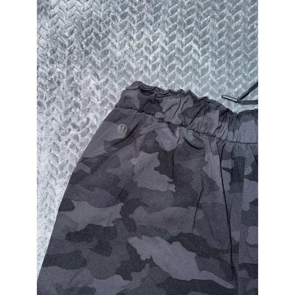 Lululemon‎ Women's Stretch HR Jogger Color Black Camouflage Size 10